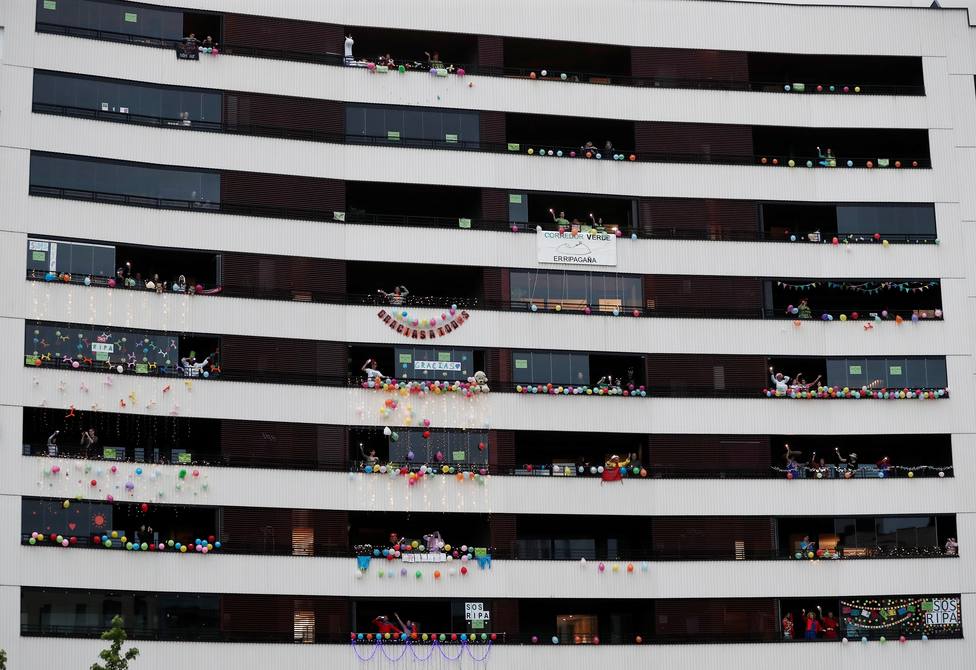 Los tradicionales aplausos de las 20h en los balcones durante el Estado de Alarma