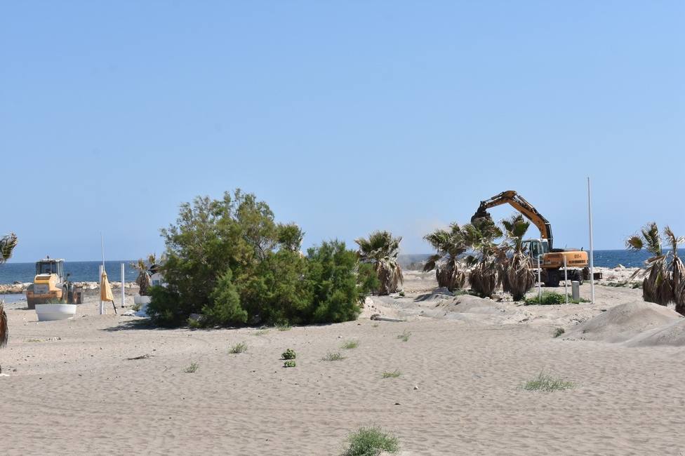 Marina El Portet invierte 12.000 euros para reparar los daños producidos por el temporal Gloria en la playa