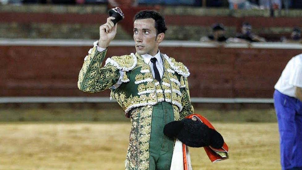 David de Miranda con una de las dos orejas cortadas este lunes en Huelva