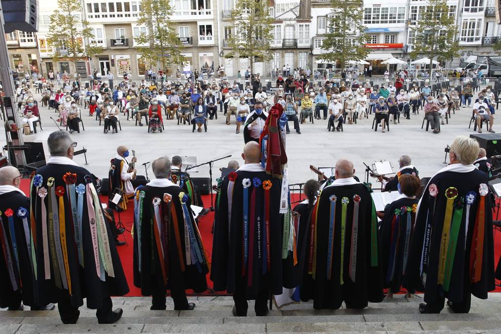 La plaza de Armas acogió la actuación de seis rondallas. FOTO: Concello de Ferrol