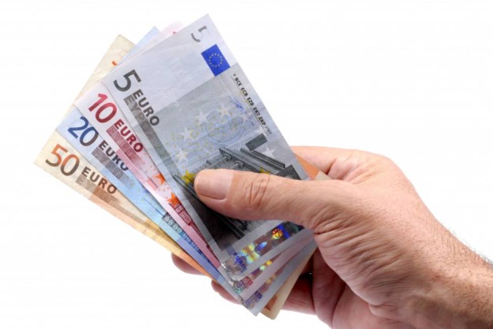 ctv-92r-dinero-mano-sosteniendo-billetes-euro 1101-411