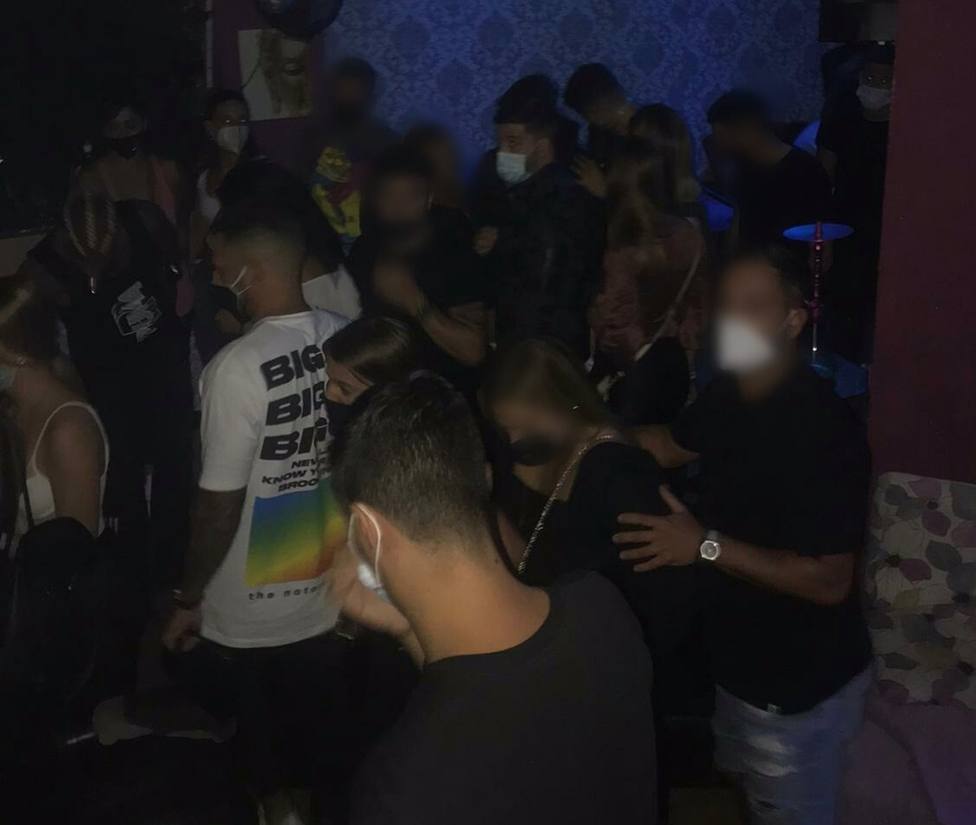 Sorprenden en un bar de Santa Cruz a unas cuarenta personas encerradas sin cumplir las medidas sanitarias