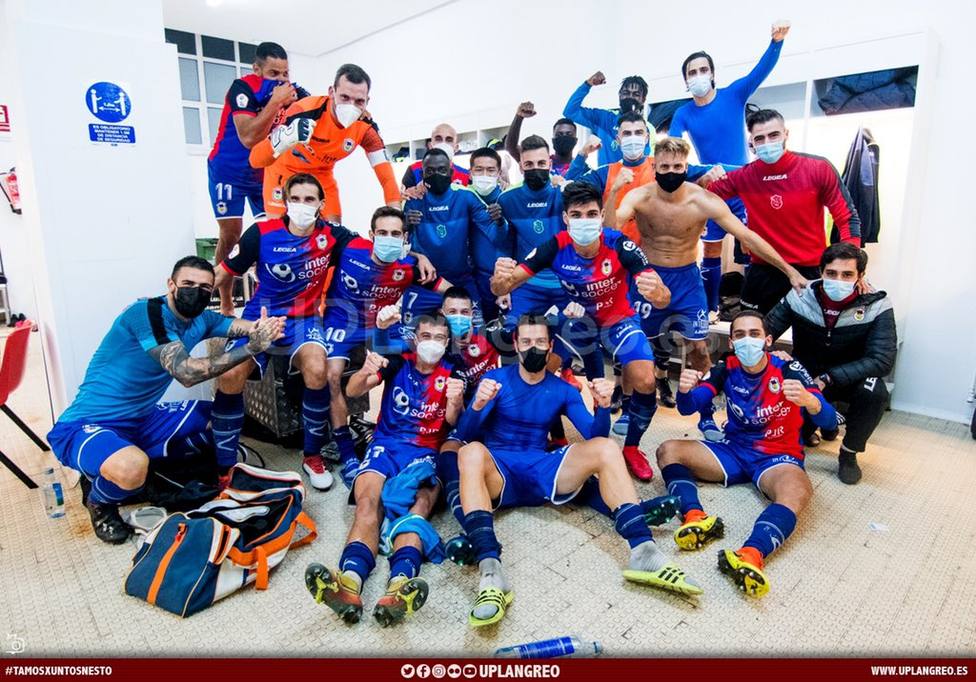 Los jugadores del Langreo celebran el triunfo en Burgos