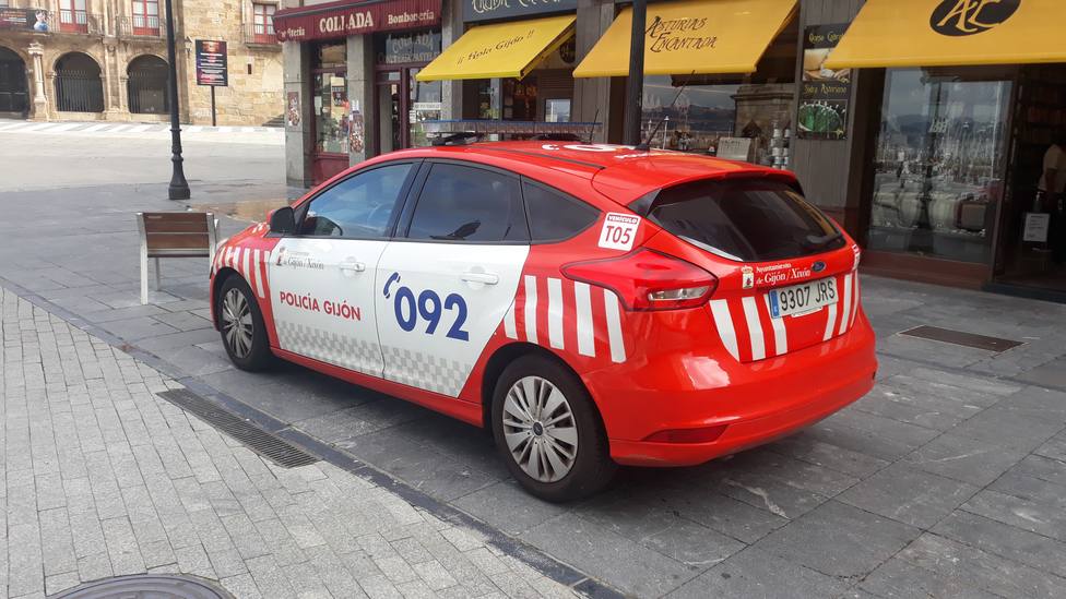 POLICIA LOCAL GIJON - Foto coche de la Policía Local en una calle de Gijón