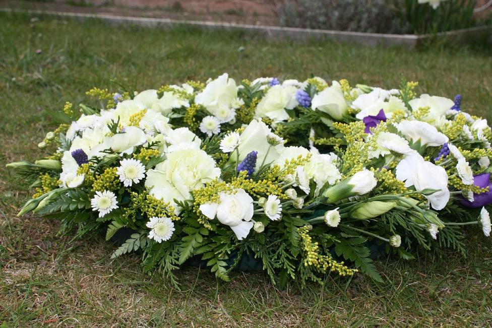 Crece la tendencia de enviar flores funerarias debido a restricciones en Tanatorios
