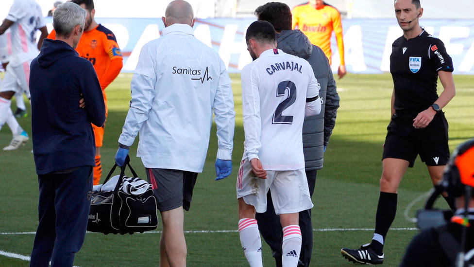 Dani Carvajal se retira lesionado del partido de LaLiga Santander frente al Valencia. EFE
