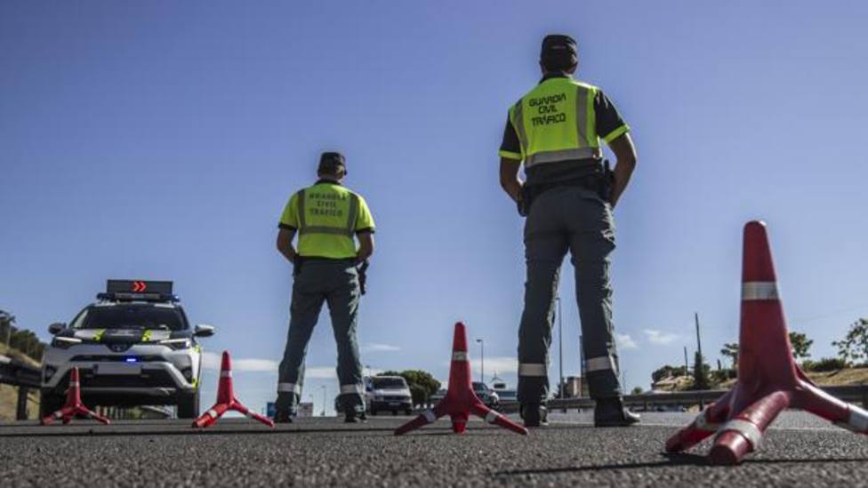 La Guardia Civil de Tráfico revisará muchos coches en carretera.