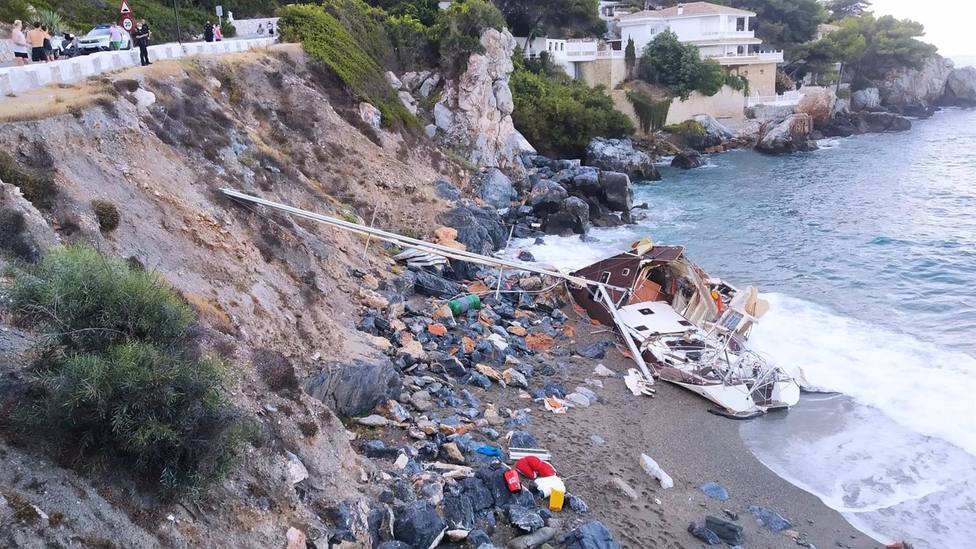 Granada.- Comienzan a retirar los restos de un velero encallado en una playa de La Herradura