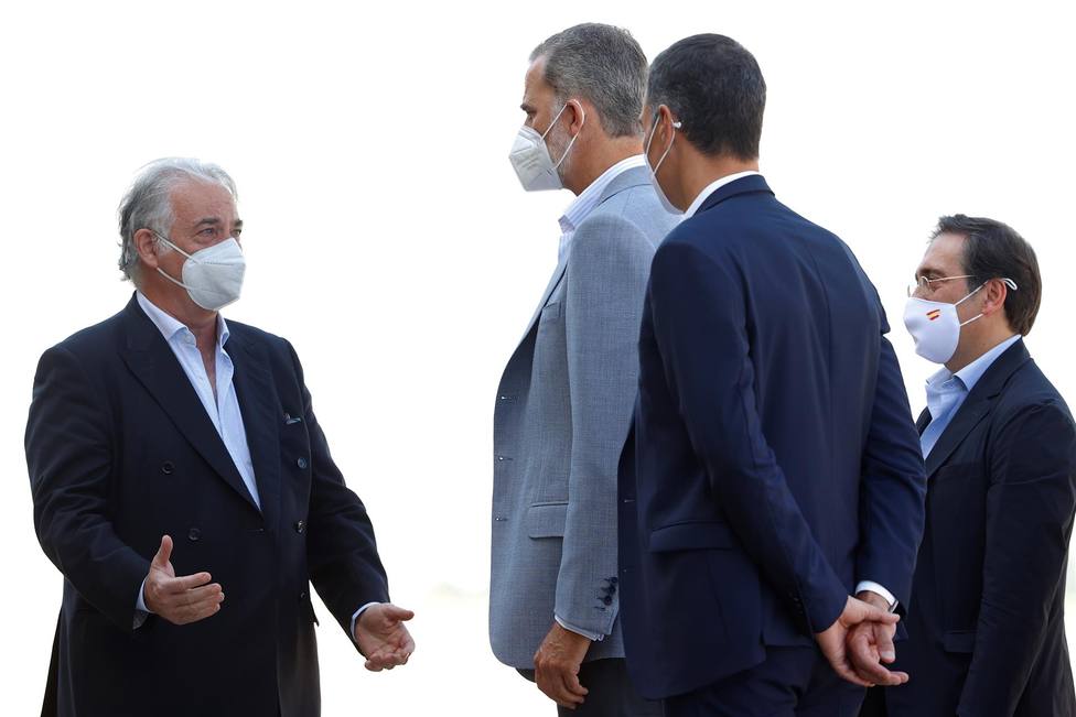 El rey Felipe VI y el presidente del Gobierno, Pedro Sánchez, conversan con el embajador español en Afganistán