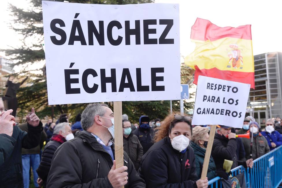 Ganaderos protestan a la llegada del presidente del Gobierno, Pedro Sánchez