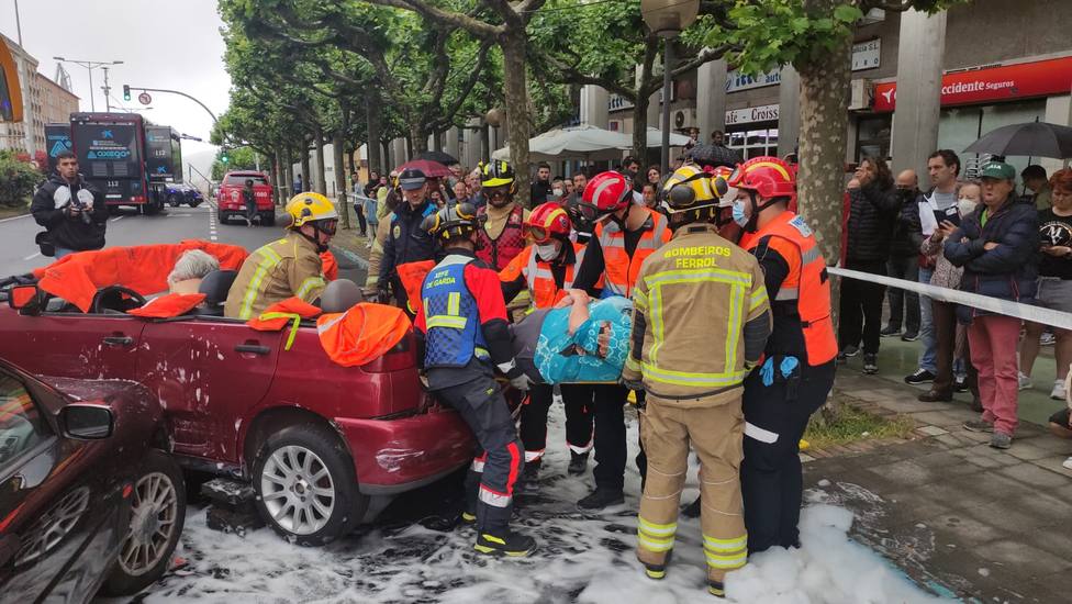 Los equipos de emergencia retiran un herido de uno de los coches accidentado - FOTO: Concello de Ferrol