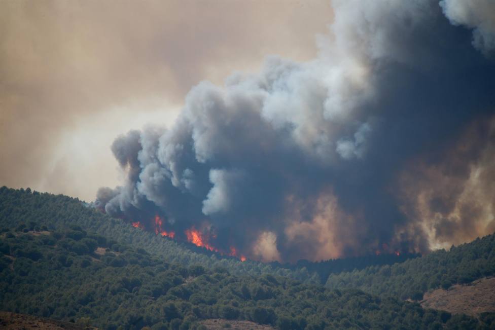 El viento complica los fuegos, especialmente en Galicia y en Castilla y León