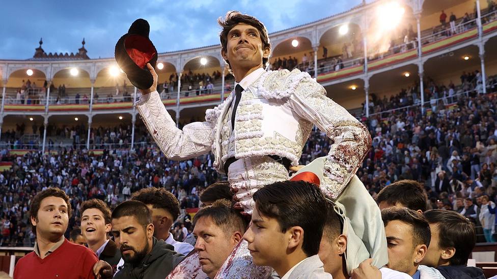 Sebastián Castella en su salida a hombros de Las Ventas en la Feria de San Isidro 2023