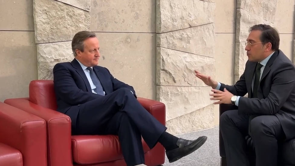 El ministro de Asuntos Exteriores, Albares, y su homólogo británico, David Cameron