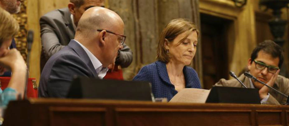 Carme Forcadell, presidenta del Parlamento catalán, en el centro de la imagen. EFE