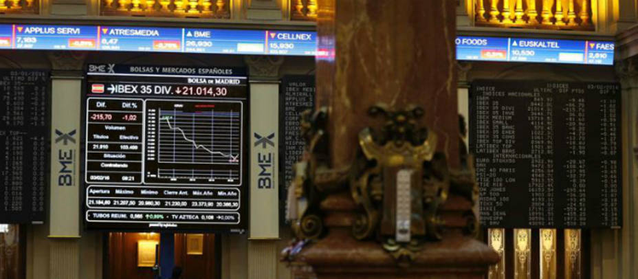 Panel que muestra en la bolsa de Madrid las variaciones del principal indicador de la Bolsa española, el IBEX 35. EFE