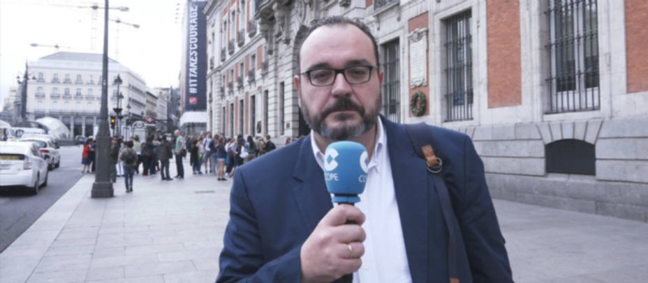 Juan Pablo Colmenarejo, director y presentador de La Linterna, en la Puerta del Sol