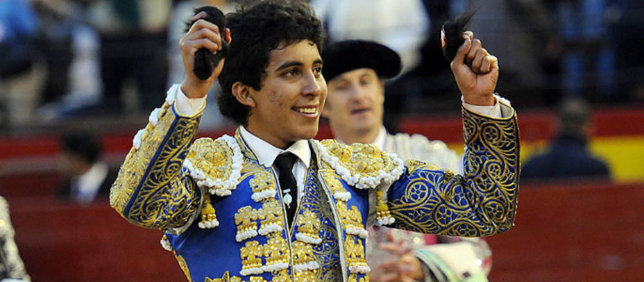 Leo Valadez con las dos orejas cortadas este sábado en la novillada celebrada en Valencia. TESEO COMUNICACIÓN