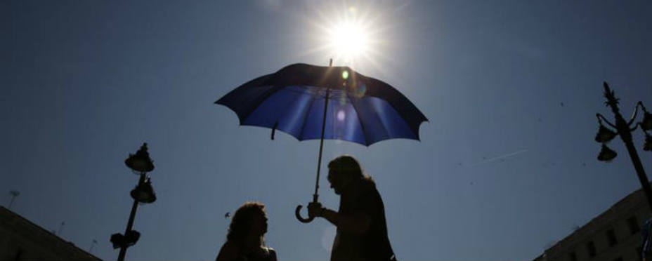 Turistas protegiéndose del sol en Madrid. EFE