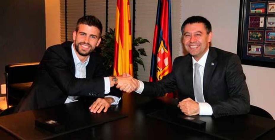 Piqué, en la firma del contrato. (@FCBarcelona)