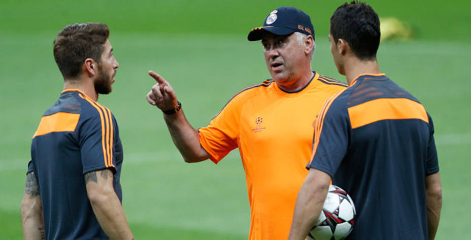 Ancelotti habla con Cristiano Ronaldo y Sergio Ramos (Reuters)