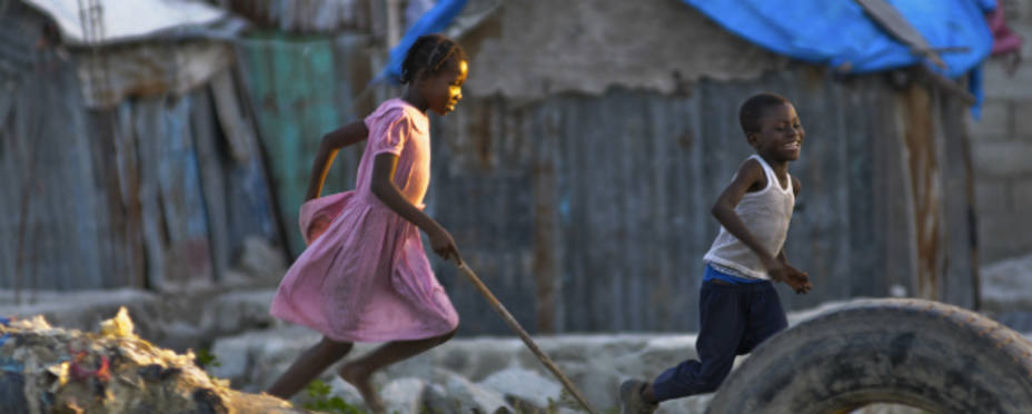 Dos niños juegan en Puerto Príncipe, capital de Haití que fue arrasada por el terremoto. REUTERS