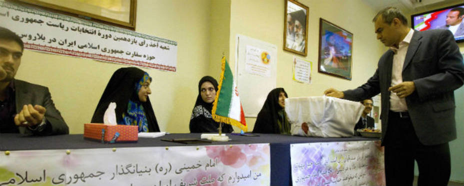 Un elector iraní deposita su voto en un colegio.REUTERS