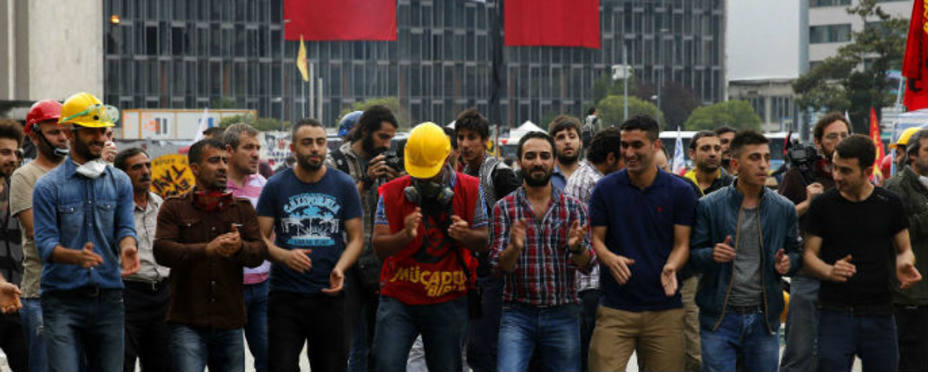 Los jóvenes turcos protestan incluso bailando. REUTERS