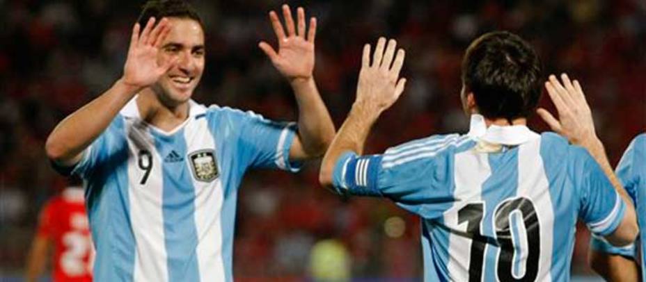 Higuaín y Messi celebran un gol con Argentina