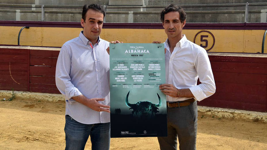 Los hermanos Luna con los carteles de la próxima Feria de la Albahaca de Huesca