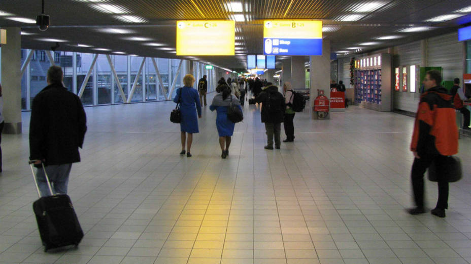 Turistas en un aeropuerto