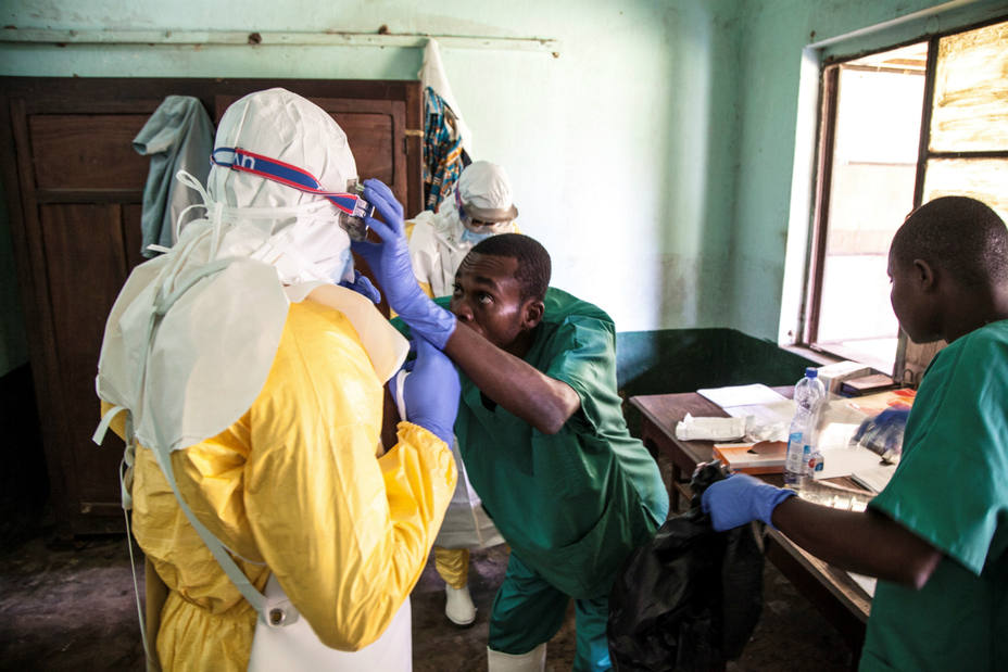 Varios trabajadores se preparan para tratar a varios pacientes por ébola en el Hospital de Bikoro. EFE