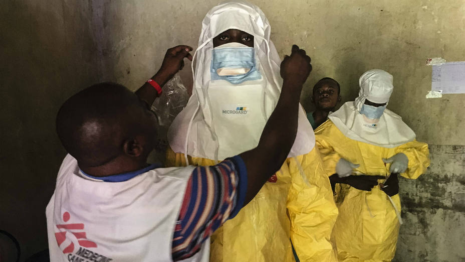 Trabajadores de Médicos Sin Fronteras vacunan contra el ébola en el Congo
