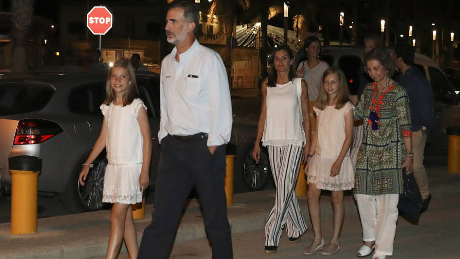 Los reyes Felipe y Letizia, la princesa Leonor, la infanta Sofía y la reina Sofía, a la salida del restaurante