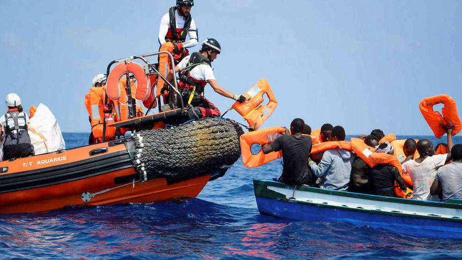 El Aquarius pide a Europa un puerto para desembarcar otros 141 inmigrantes