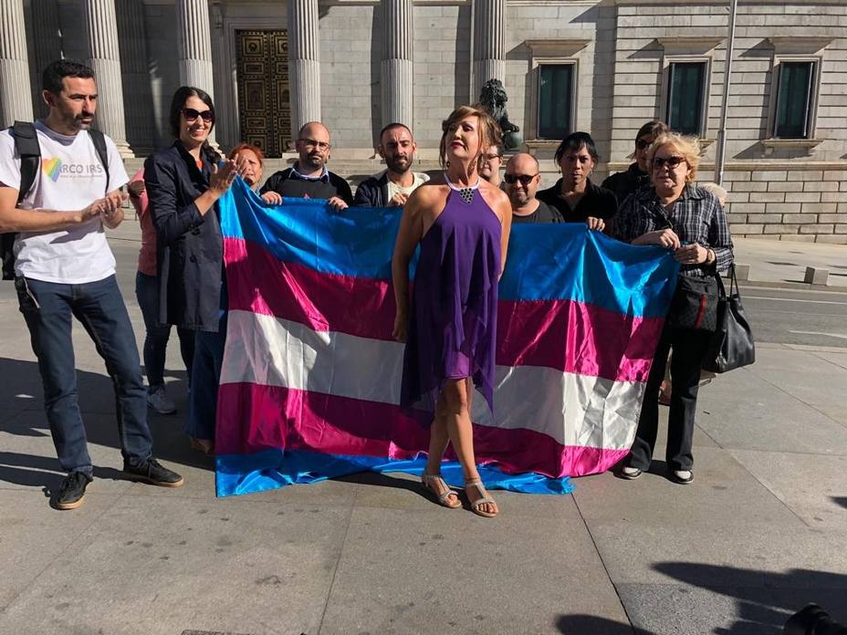 Transexuales exigen a Unidos Podemos que pongan fecha al debate de su ley en el Congreso y amenazan con protestas