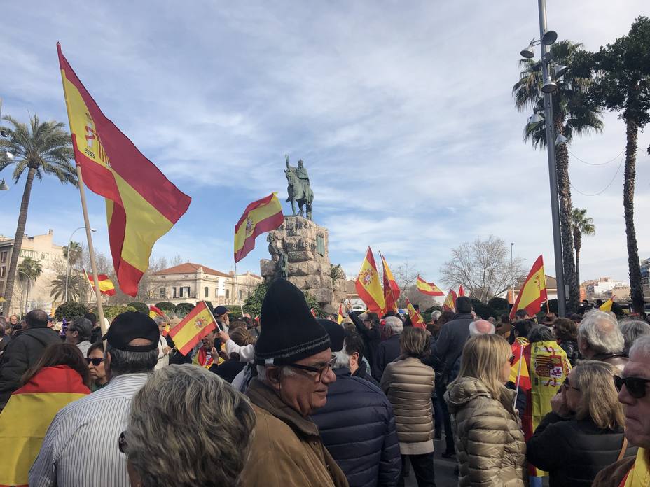 Cerca de 900 personas se congregan en Plaza España de Palma para defender la unidad de España