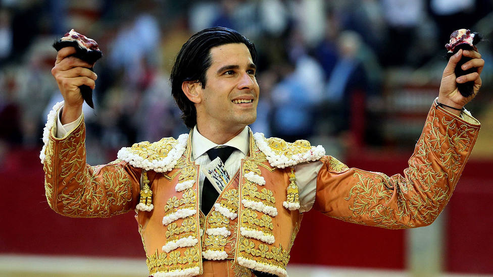 Alberto López Simón con las dos orejas cortadas este sábado en la plaza de toros de Zaragoza