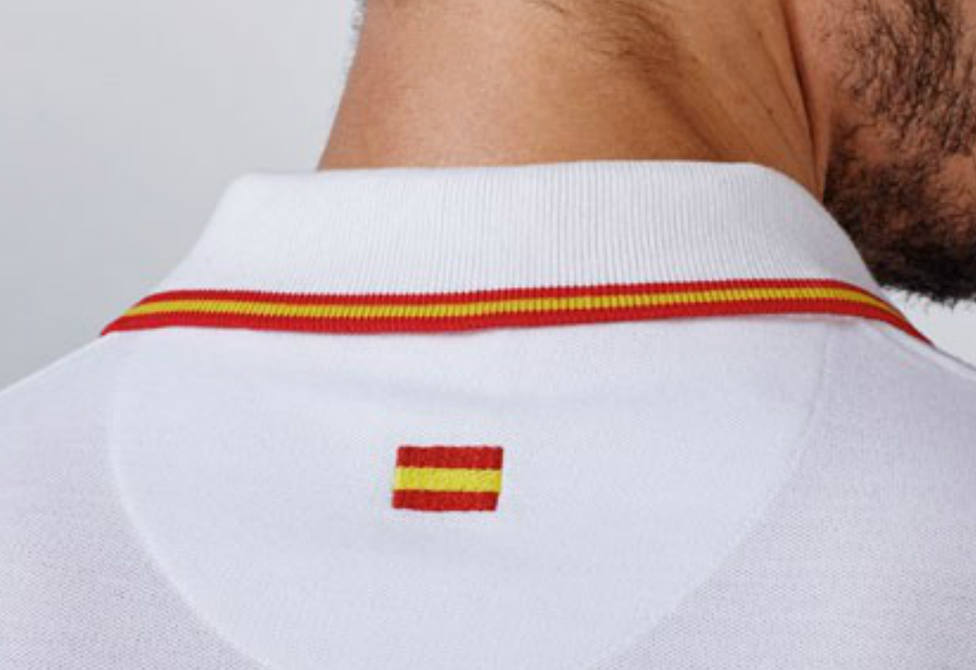 Acusan a un restaurante catalán de no servir a comensales que llevaban polos con la bandera española