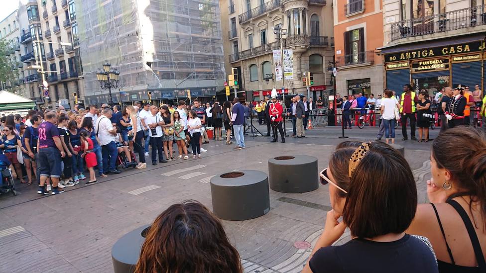 Barcelona rinde homenaje a las víctimas del 17-A sin discursos y en silencio.