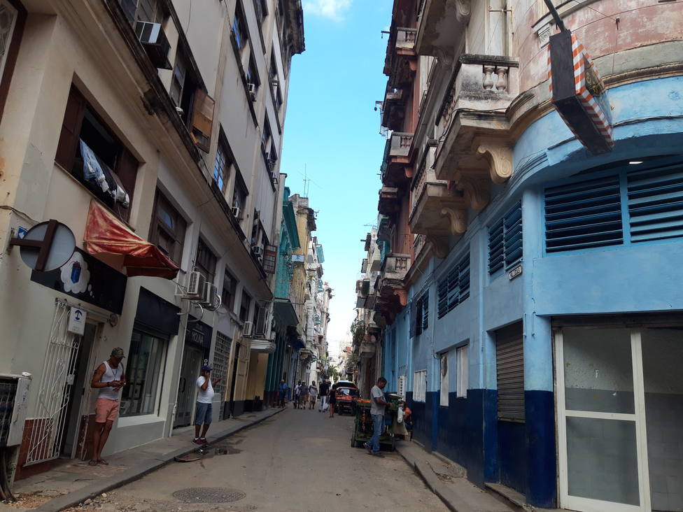 Paseando por las calles de La Habana, uno descubre a un país de dos velocidades