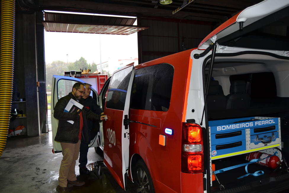 El concejal Germán Costoya revisando el vehículo en el parque de bomberos de Ferrol