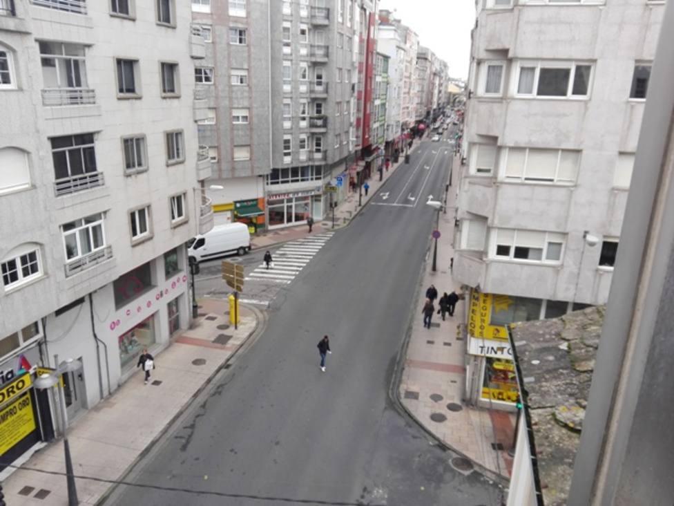 Vecinos de un inmueble de Lugo se concentran en la calle contra un moroso que no paga a la comunidad