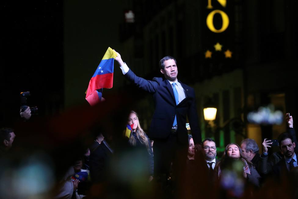 5.000 personas arropan a Juan Guaidó en la Puerta del Sol gritando por la democracia en Venezuela