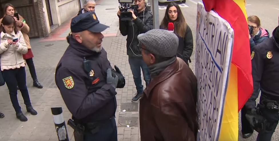El hombre detenido en Ferraz por decir Viva España reaparce con un nuevo mensaje para Sánchez y sus amigos