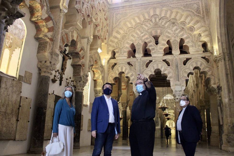 El alcalde e Isabel Albás visitan la Mezquita Catedral en su primer día de reapertura