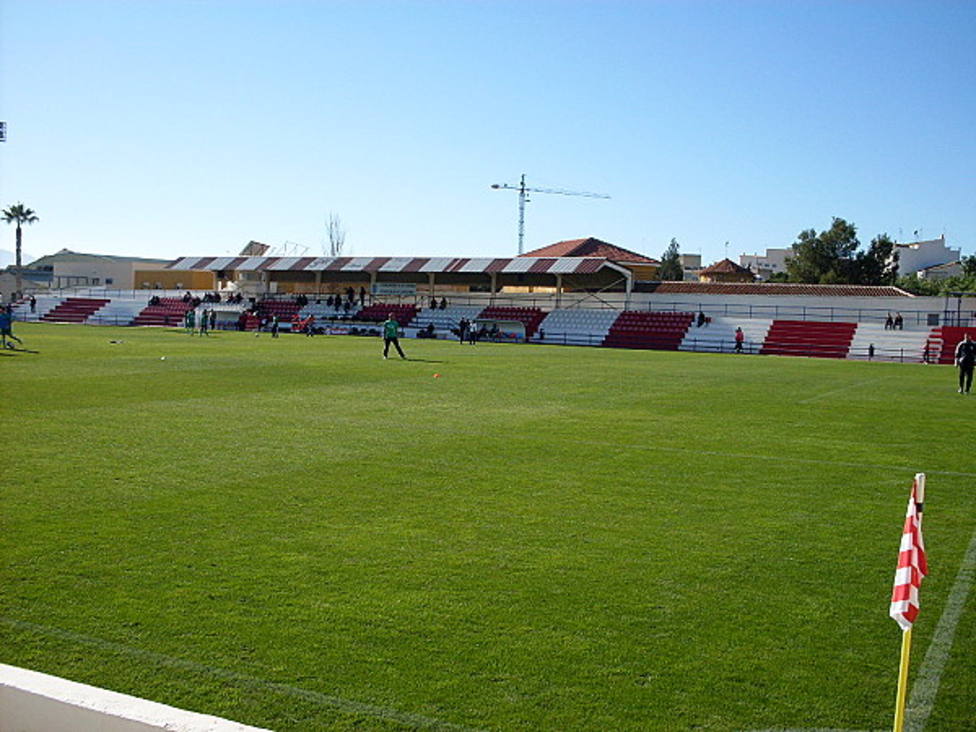 El partido entre el Olímpico de Totana y el CF Lorca Deportiva en el aire