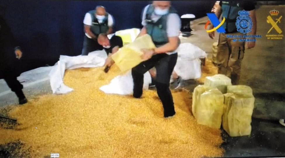 Intervienen más de 1.200 kilos de cocaína oculta entre sacos de maíz en un barco de Brasil destino Cádiz