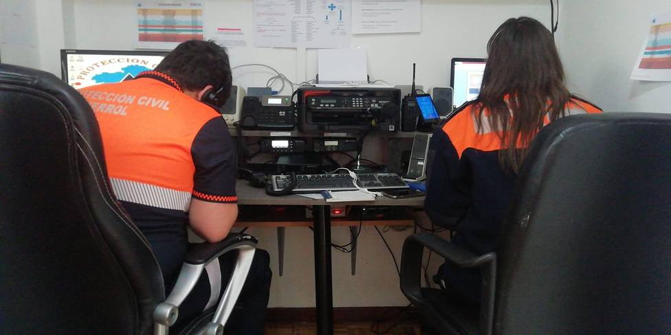 Foto de archivo de dos voluntarios de Protección Civil Ferrol en su base - FOTO: Protección Civil Ferrol