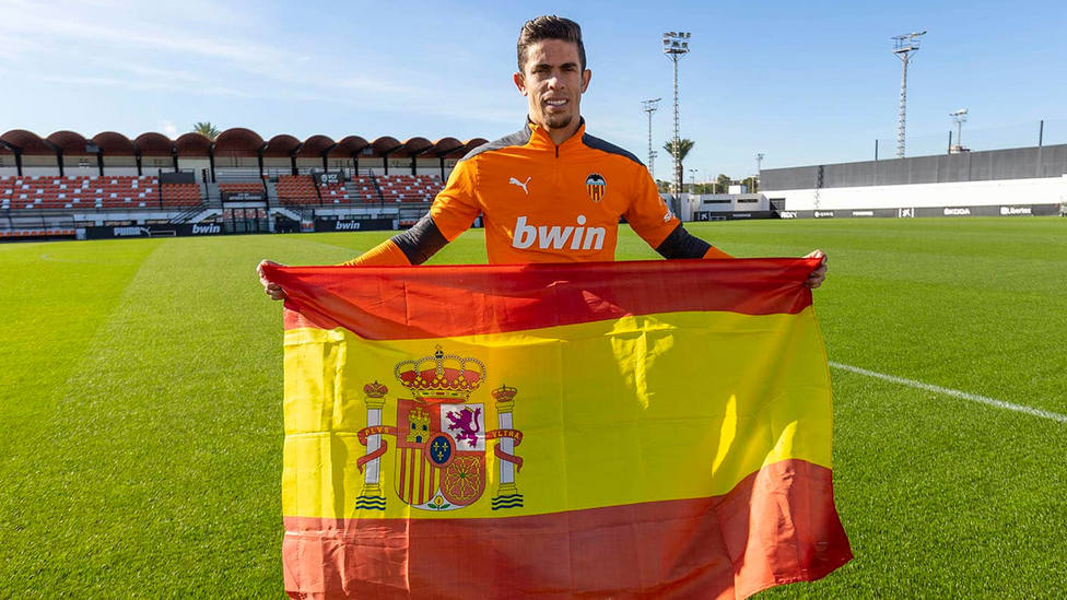 Gabriel Paulista posa con la bandera de España en las instalaciones del Valencia (FOTO: Valencia CF)